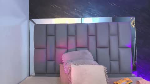 Mia online show from November 13, 2025, 12:04 pm