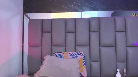 Mia online show from November 20, 2025, 12:05 pm