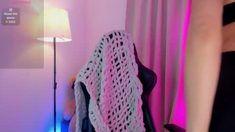 Mia online show from October 28, 2025, 7:27 pm