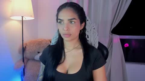 Mia online show from November 21, 2025, 3:27 am