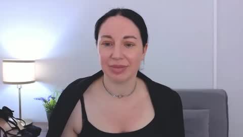 Mia online show from June 6, 2026, 3:39 pm