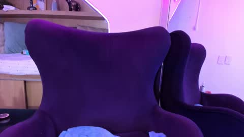 Mia online show from March 12, 2025, 3:40 pm