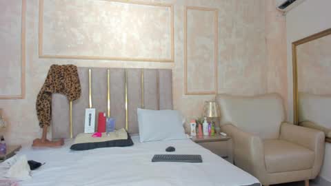 Miaasummer online show from April 18, 2026, 11:36 am