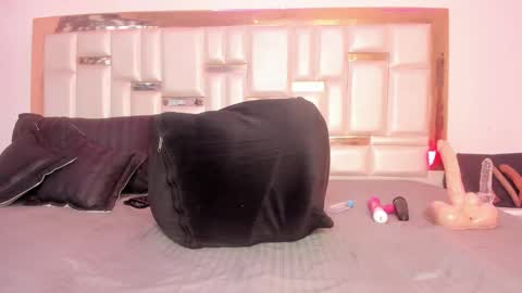 Mia  online show from February 19, 2025, 2:12 pm