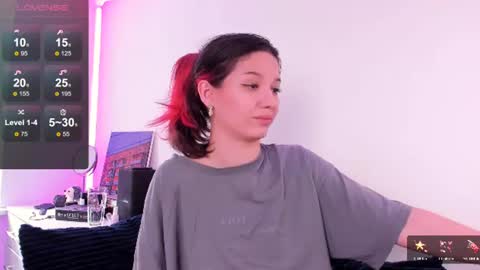 Snapshot of miabellee_ chatting on June 27, 2026, 7:35 am mia online show from June 27, 2026, 7:35 am