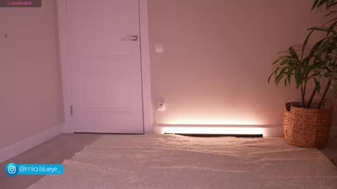 miablueye online show from October 25, 2025, 5:30 pm