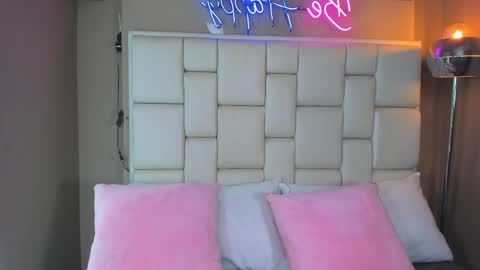 Mia Camille online show from April 1, 2026, 6:38 pm