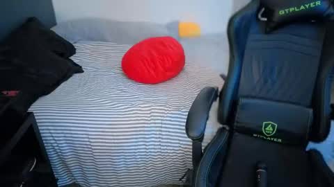 Mia online show from April 22, 2026, 1:52 am