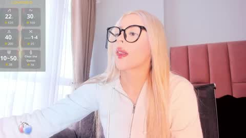 MiaCarper online show from April 27, 2026, 9:02 pm
