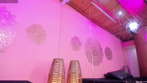 MiaCassel online show from November 1, 2025, 4:31 pm