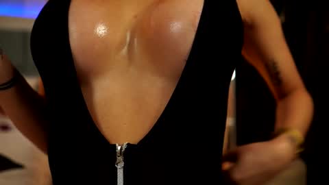 Mia online show from November 5, 2025, 9:04 pm