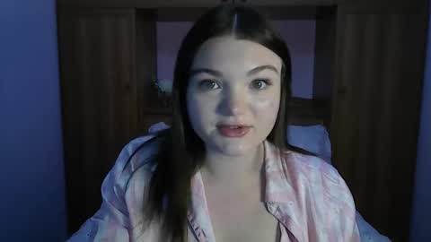 Mia online show from May 8, 2026, 12:05 am