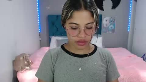 Snapshot of miacumgirl chatting on July 10, 2026, 12:19 pm miacumgirl online show from July 10, 2026, 12:19 pm