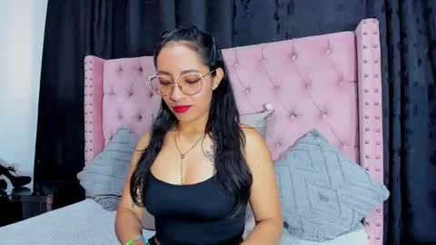 miadivinehyh online show from May 19, 2026, 12:55 pm