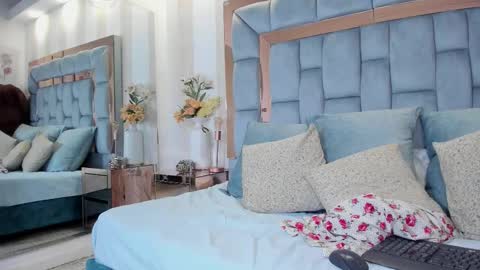 Mia  online show from November 16, 2025, 12:55 pm