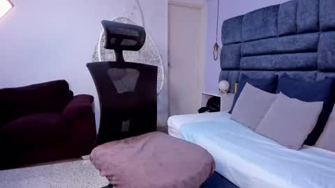 Mia  online show from November 21, 2025, 10:52 pm