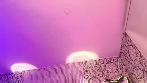 Mia online show from December 5, 2025, 4:21 am