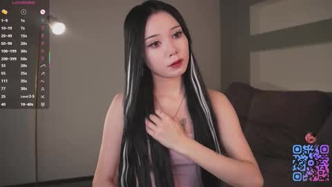 Mia online show from November 14, 2025, 12:26 pm