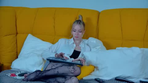 Mia online show from October 21, 2025, 6:52 pm