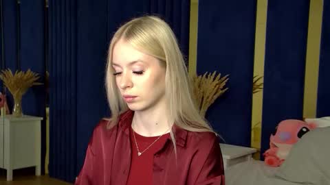 Mia online show from November 11, 2025, 6:19 pm