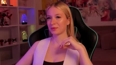 Mia online show from November 13, 2025, 6:18 pm