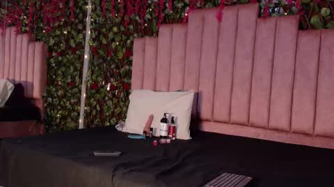 Mia online show from December 21, 2025, 2:57 pm