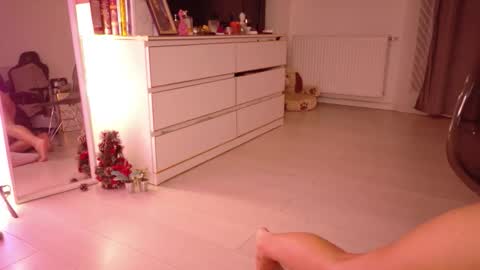 Mia online show from December 21, 2025, 10:06 pm