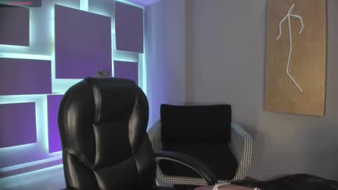 Call me Mia  online show from November 14, 2025, 7:23 pm