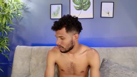 Mia online show from November 30, 2025, 7:18 pm