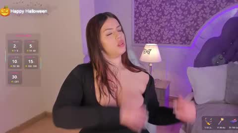 Mia   -5 7001400 Follow  online show from November 3, 2025, 1:23 pm