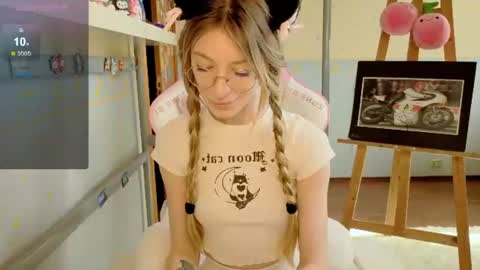 Snapshot of miamooonn chatting on June 19, 2026, 1:37 pm MiaMoon online show from June 19, 2026, 1:37 pm