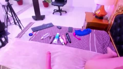 Mia online show from October 17, 2025, 11:46 am