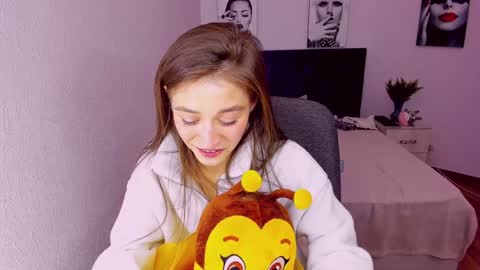 Mia online show from December 25, 2024, 9:33 pm