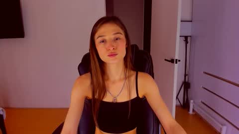 Mia online show from October 26, 2025, 7:20 pm