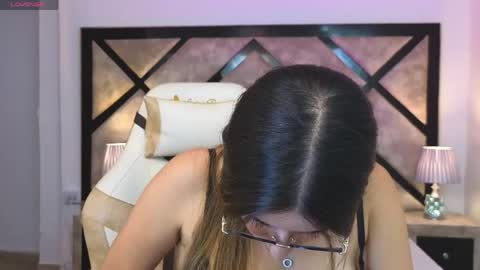 Mia online show from April 22, 2026, 7:59 pm