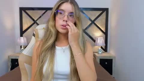 Snapshot of miasilverr chatting on July 21, 2026, 9:50 pm Mia online show from July 21, 2026, 9:50 pm