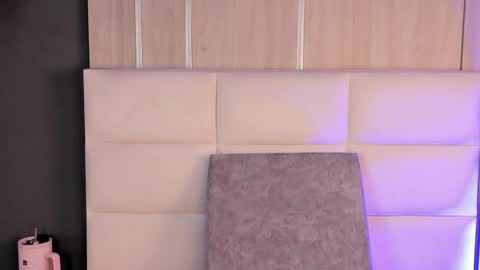 Mia online show from April 23, 2026, 8:33 pm