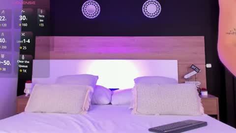 Mia online show from October 1, 2025, 1:17 pm