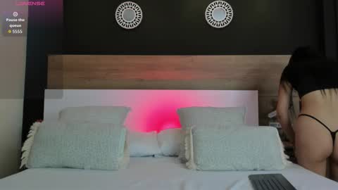 Mia online show from October 10, 2025, 1:21 pm