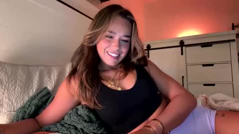 Mia online show from November 21, 2025, 8:18 pm