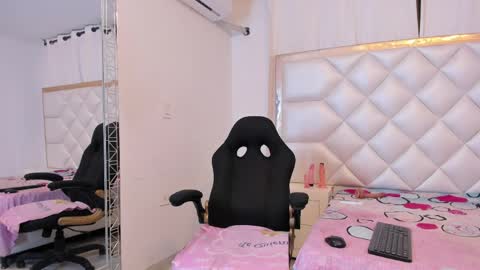 michelleblair1 online show from April 14, 2026, 12:33 pm