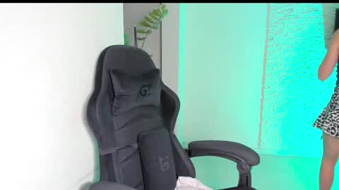 Michellee online show from September 17, 2025, 3:57 pm