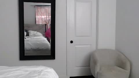 mickeynhayzel online show from May 1, 2026, 11:42 pm