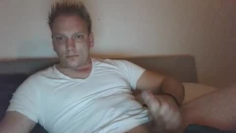 Snapshot of mickkxl chatting on December 3, 2024, 7:44 pm mickkxl online show from December 3, 2024, 7:44 pm