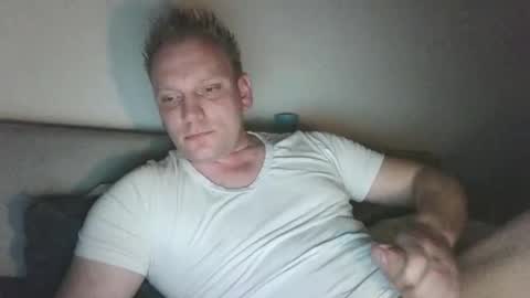 Snapshot of mickkxl chatting on December 18, 2025, 8:59 pm mickkxl online show from December 18, 2025, 8:59 pm