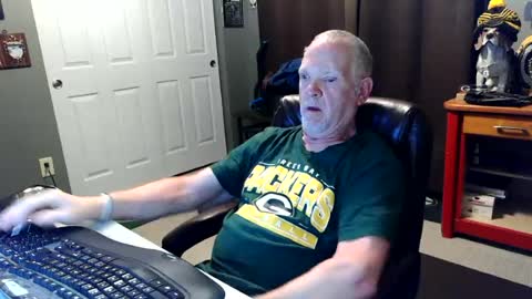 Snapshot of midwestdad09 chatting on June 14, 2026, 7:43 am midwestdad09 online show from June 14, 2026, 7:43 am