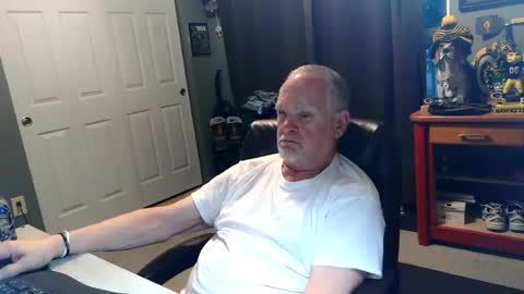 Snapshot of midwestdad09 chatting on June 18, 2026, 1:06 am midwestdad09 online show from June 18, 2026, 1:06 am