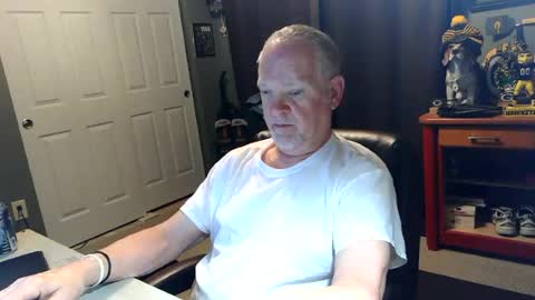 Snapshot of midwestdad09 chatting on June 18, 2026, 9:25 am midwestdad09 online show from June 18, 2026, 9:25 am