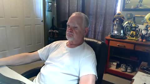 Snapshot of midwestdad09 chatting on June 20, 2026, 6:44 pm midwestdad09 online show from June 20, 2026, 6:44 pm