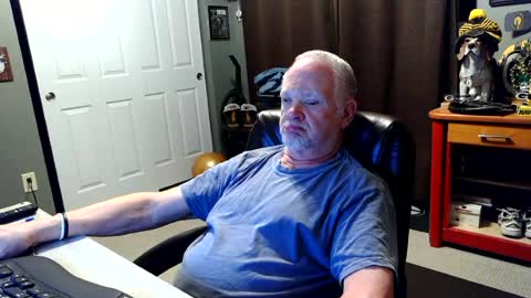 Snapshot of midwestdad09 chatting on June 22, 2026, 6:10 am midwestdad09 online show from June 22, 2026, 6:10 am